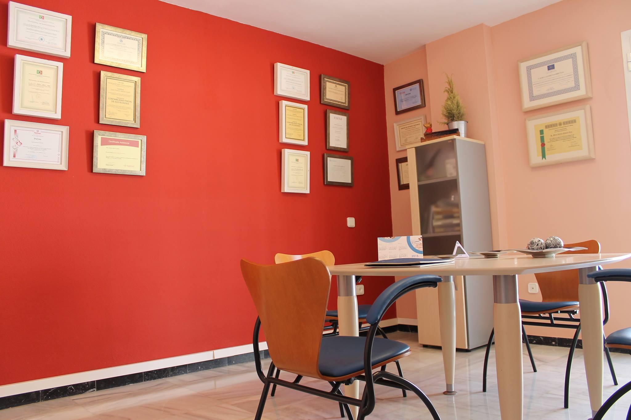Sala de reuniones decorada con diplomas, representando la experiencia y trayectoria de un abogado en Marbella